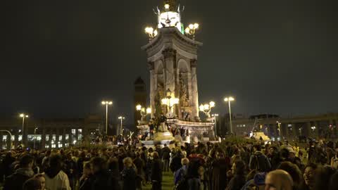 About two thousand people spill soap in the Plaza España in Barcelona