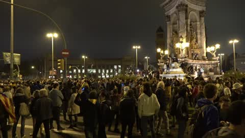 About two thousand people spill soap in the Plaza España in Barcelona