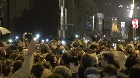 About two thousand people spill soap in the Plaza España in Barcelona