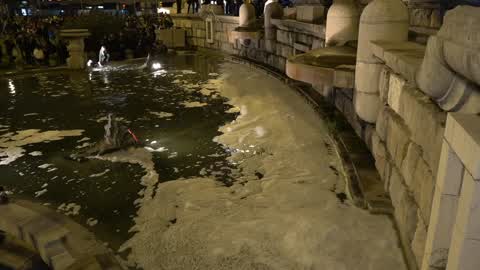 About two thousand people spill soap in the Plaza España in Barcelona