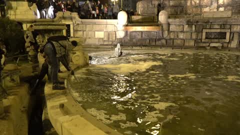 About two thousand people spill soap in the Plaza España in Barcelona
