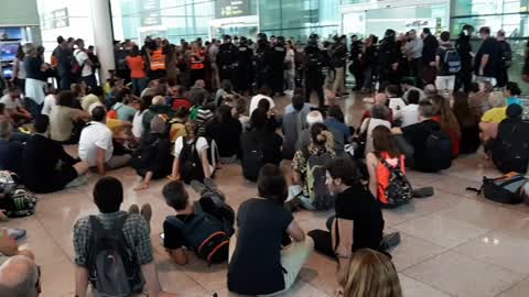 Pro-independence riots in Barcelona airport