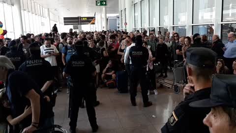 Pro-independence riots in Barcelona airport