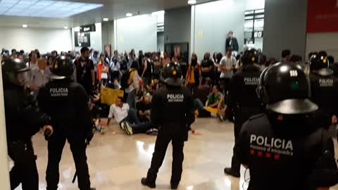 Pro-independence riots in Barcelona airport