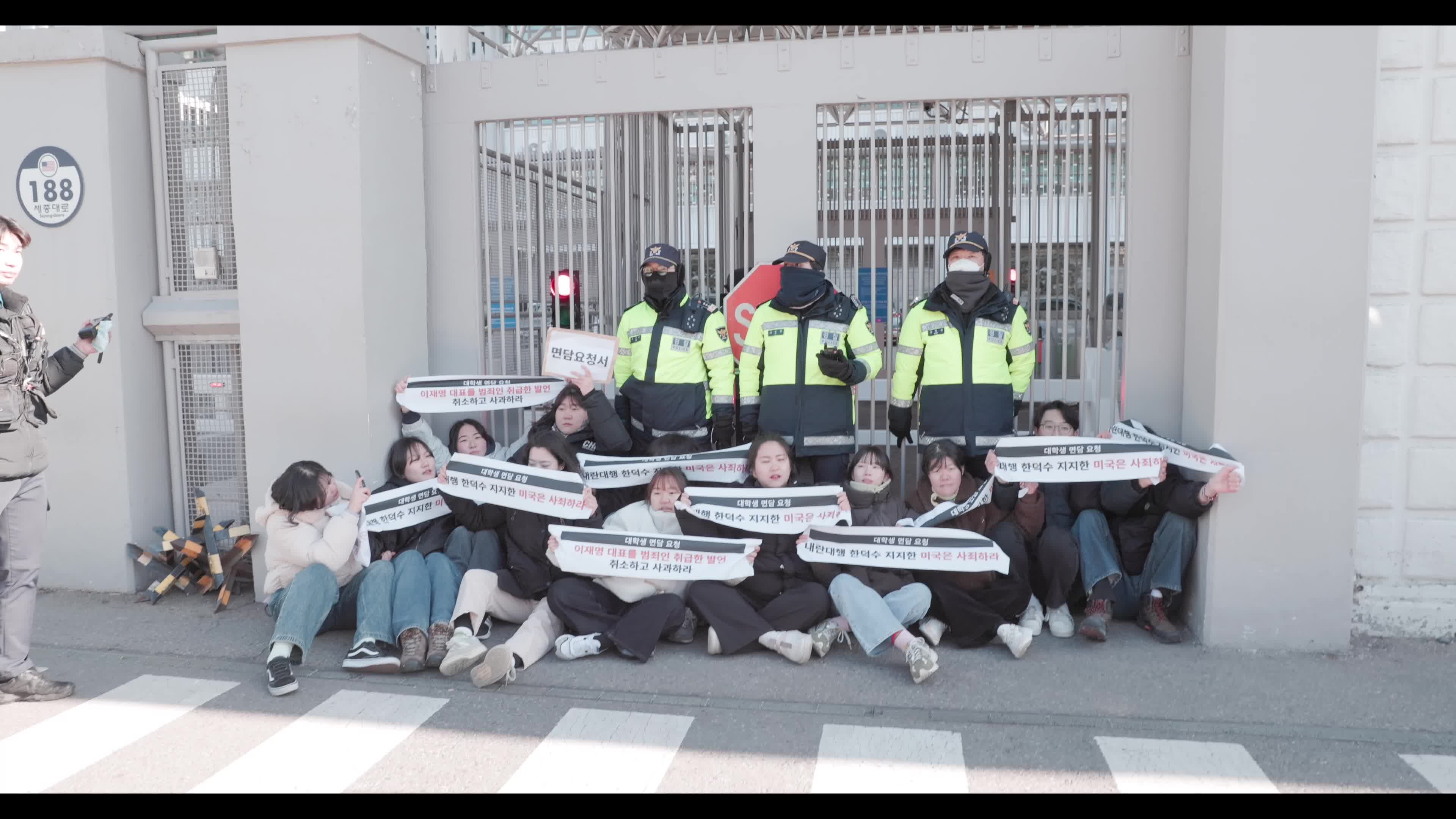 South Korean Students Protest Outside U.S. Embassy, Demand Apology