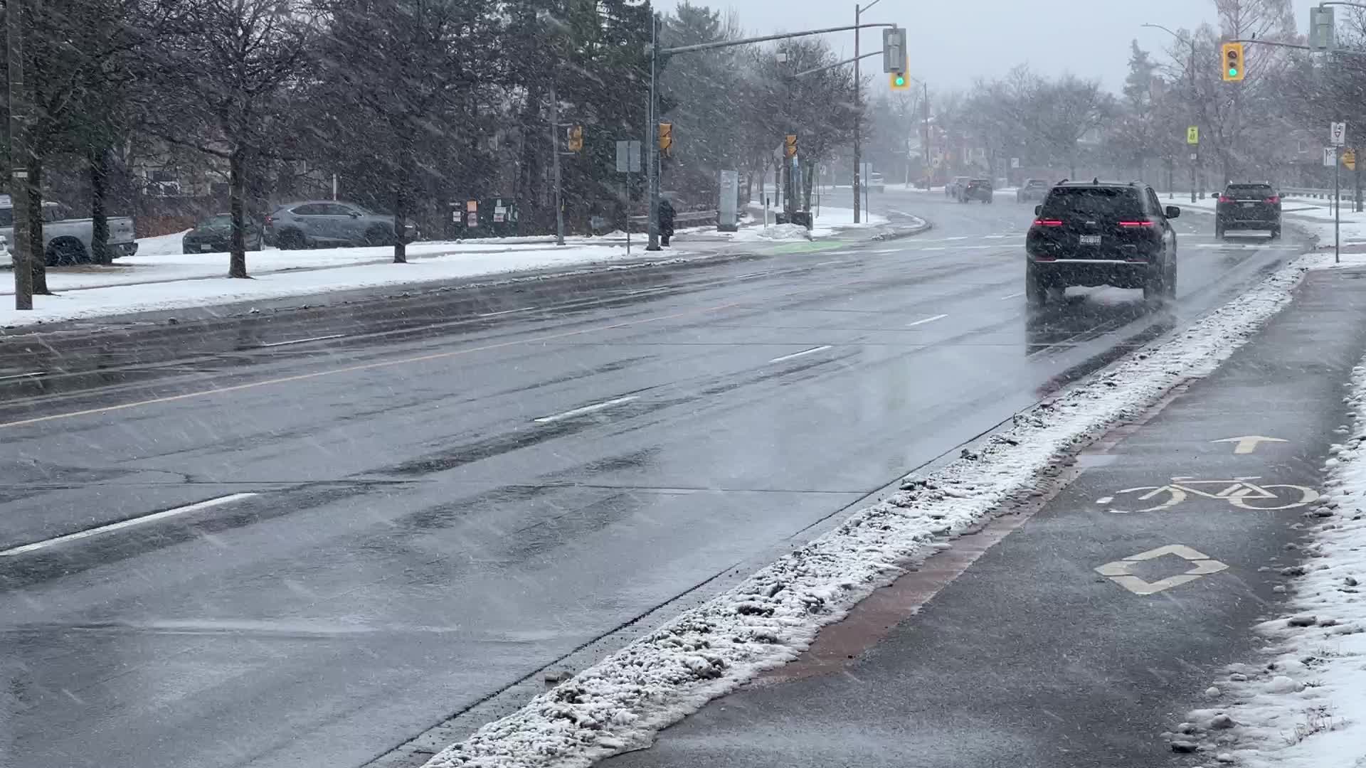 Heavy wet snow falling in Toronto, Canada