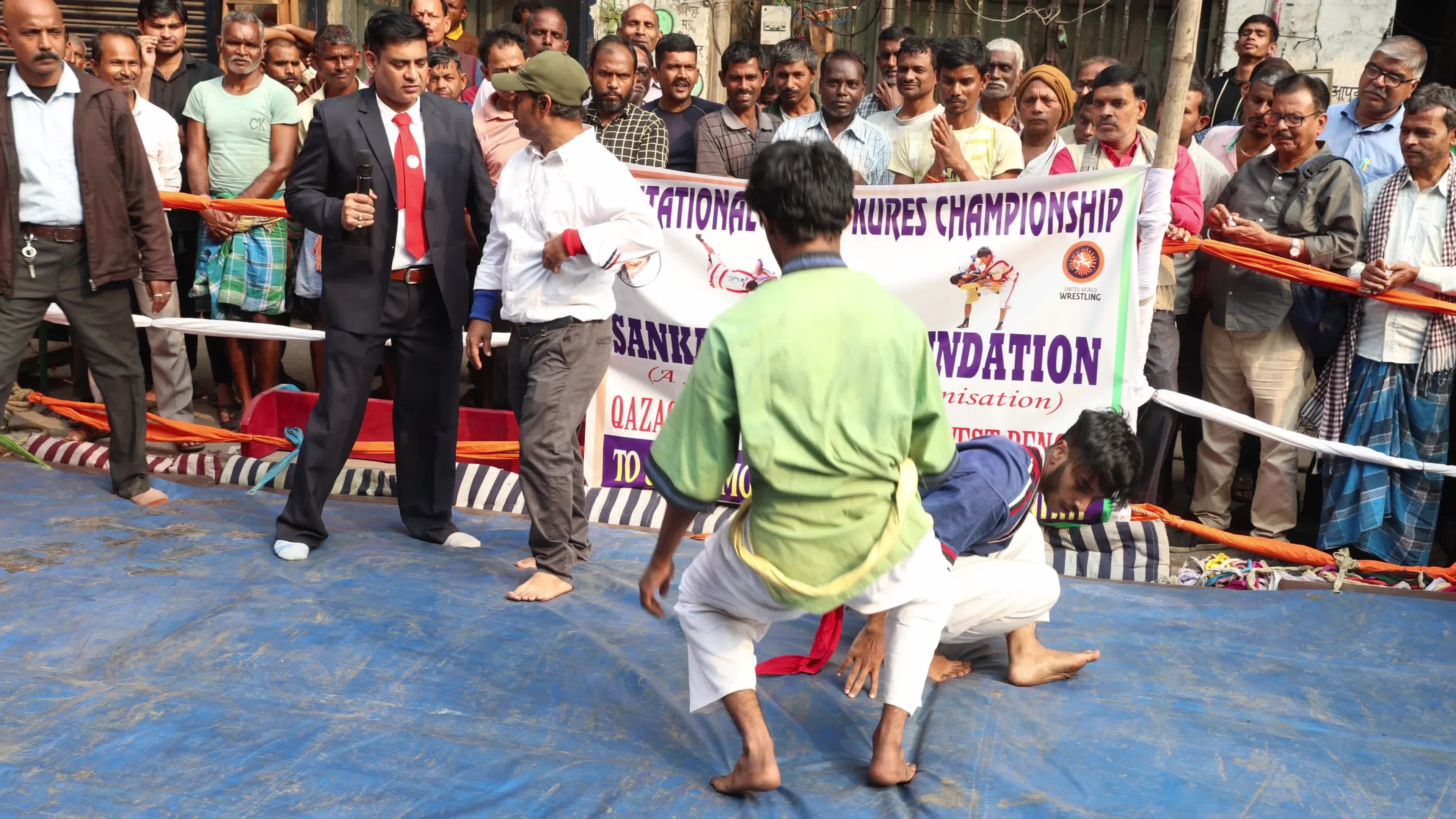 Wrestling on Road In Kolkata, India