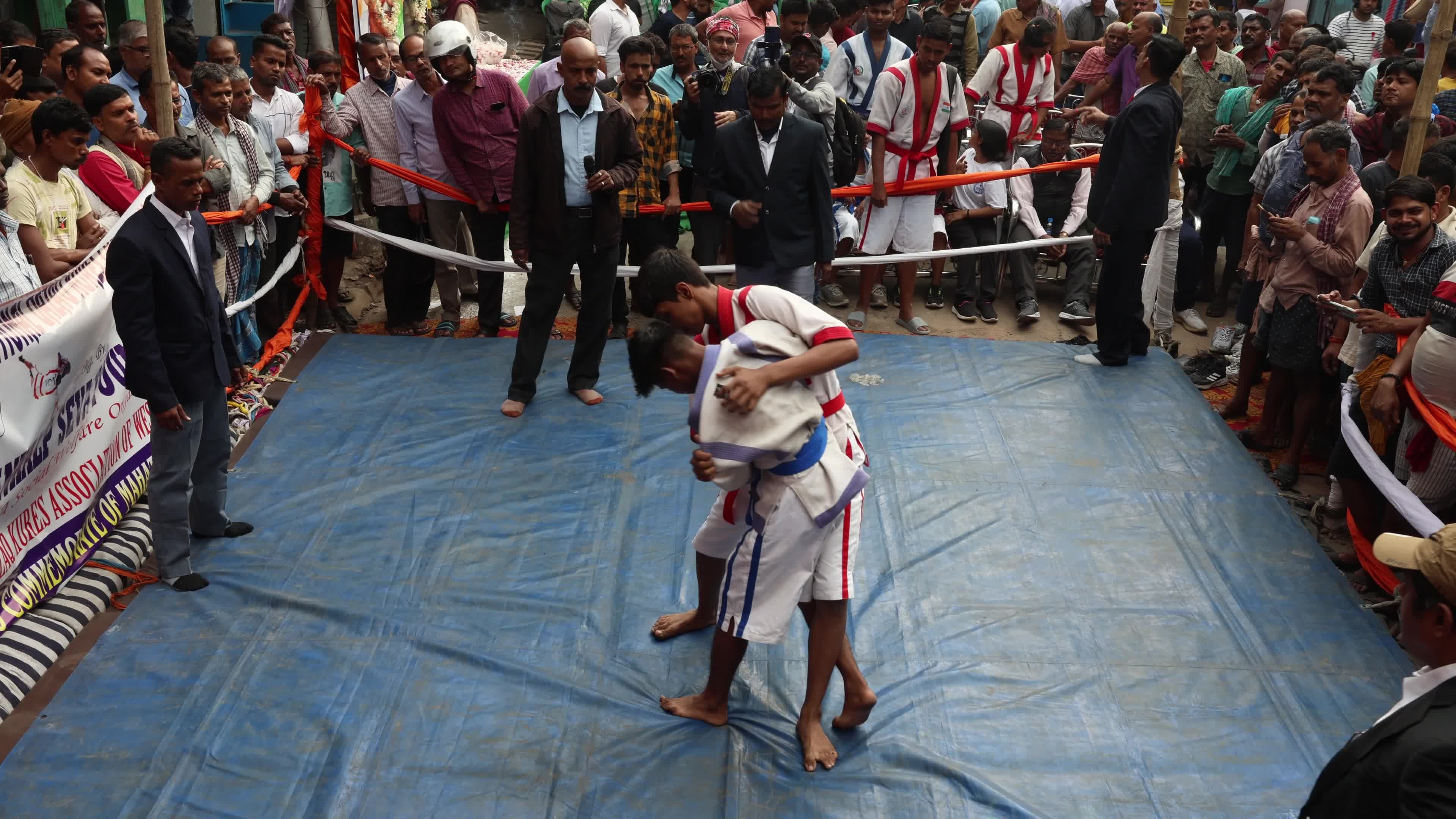 Wrestling on Road In Kolkata, India