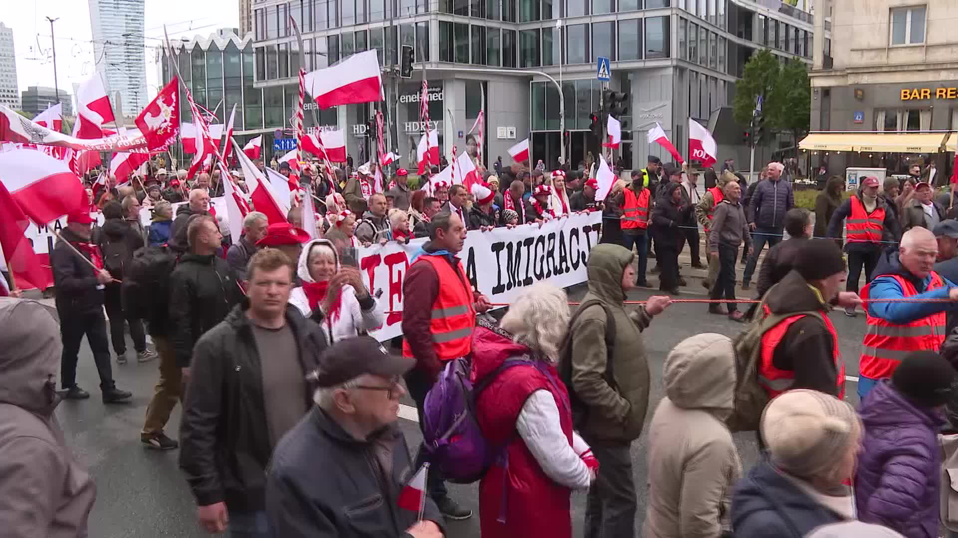 POLAND: anti-migrants nationalists protest