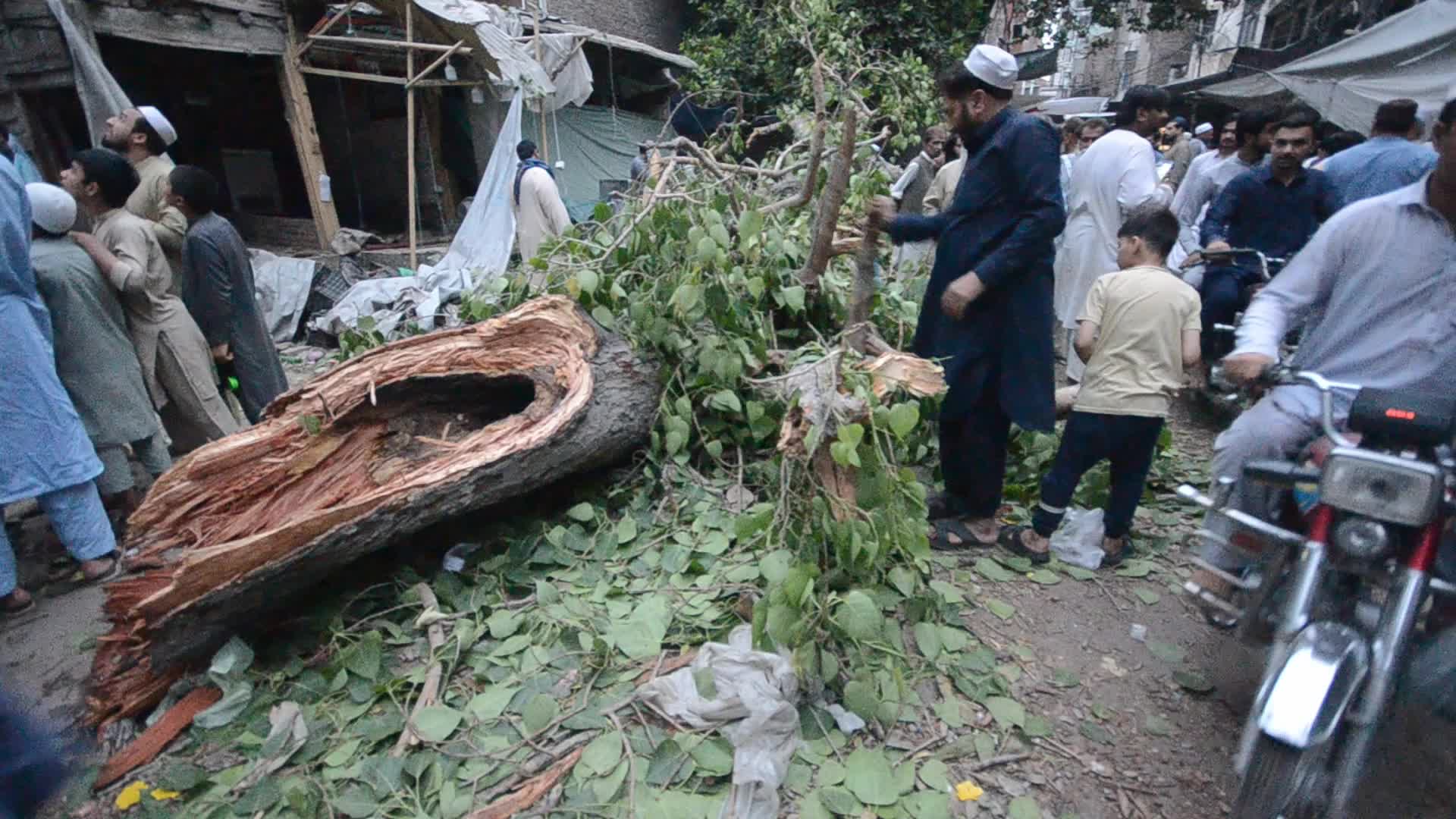 Severe storm hits Pakistani city of Peshawar 