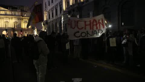Protest of workers belonging to the Auchan/Conad group in Piazza della Scala in Milan