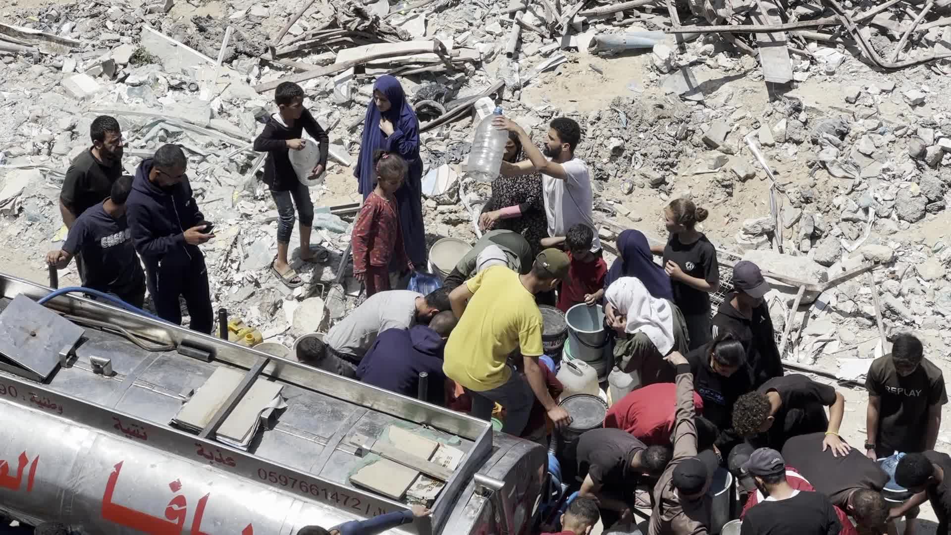 Palestinians Queue for Water Amid Ongoing Crisis in Gaza