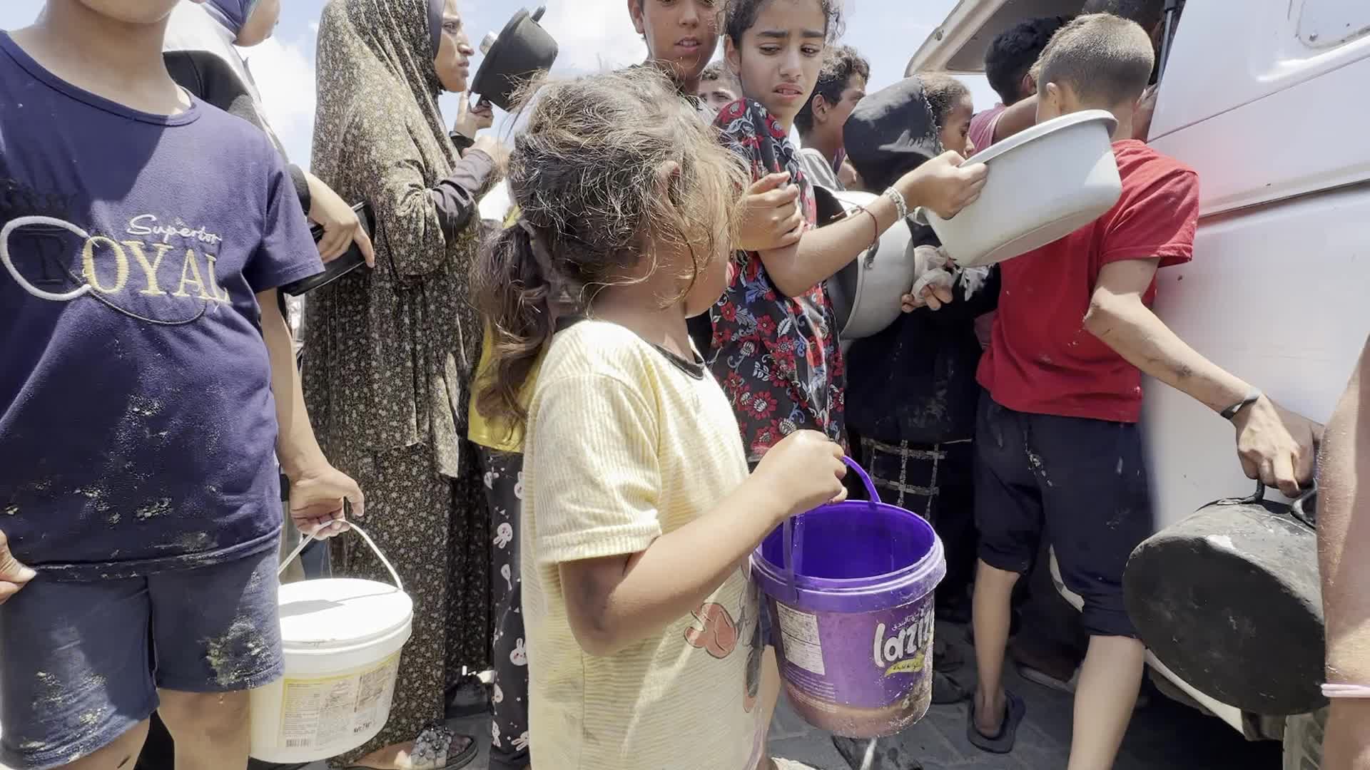 Palestinians Line Up for Hot Meals at Distribution Point in Gaza City