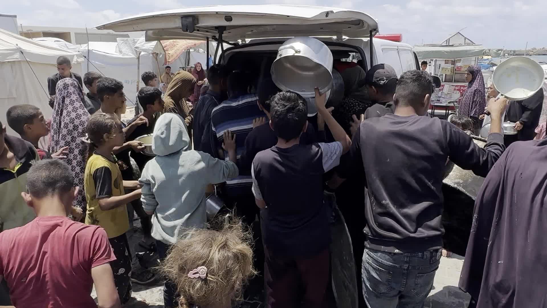 Palestinians Line Up for Hot Meals at Distribution Point in Gaza City