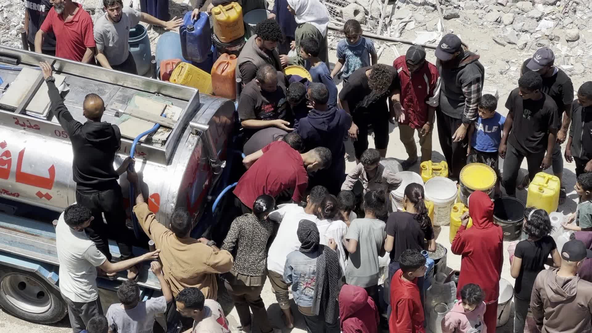 Palestinians Queue for Water Amid Ongoing Crisis in Gaza