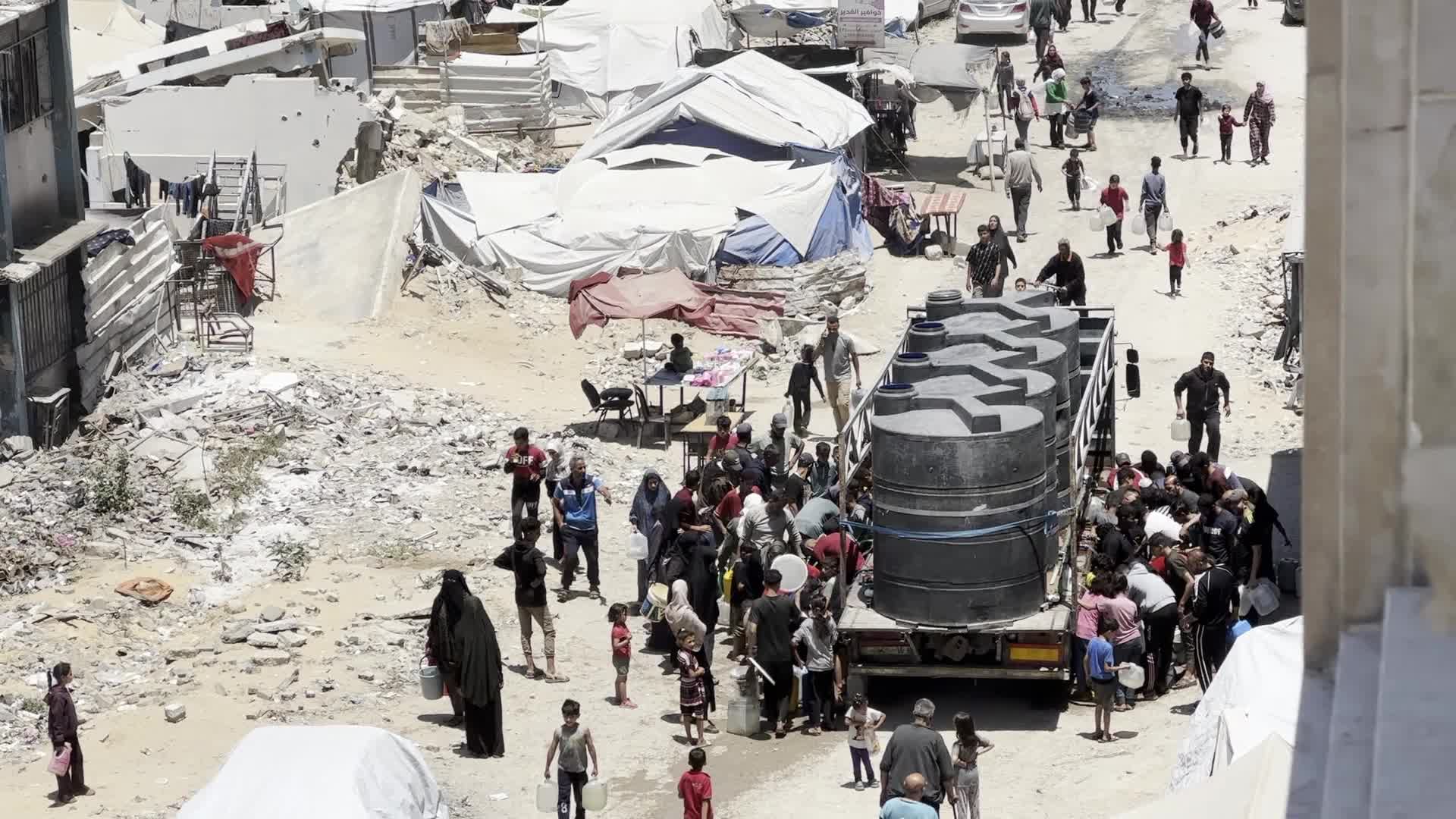 Palestinians Queue for Water Amid Ongoing Crisis in Gaza