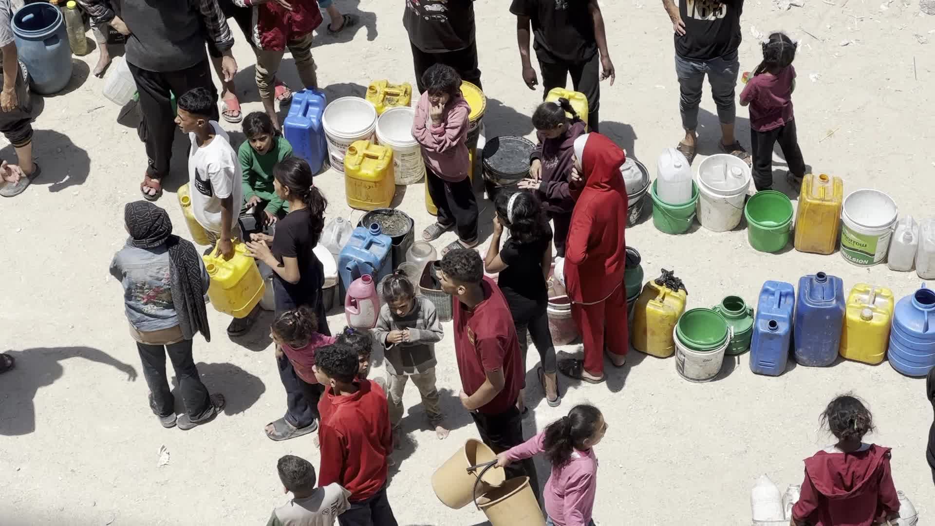 Palestinians Queue for Water Amid Ongoing Crisis in Gaza