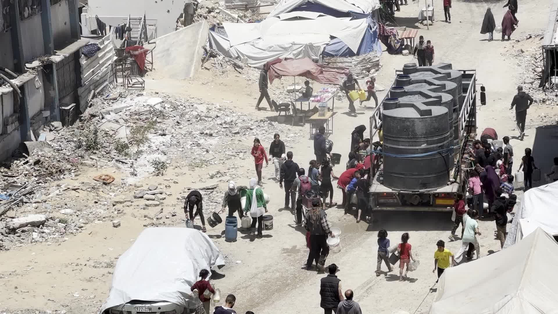 Palestinians Queue for Water Amid Ongoing Crisis in Gaza