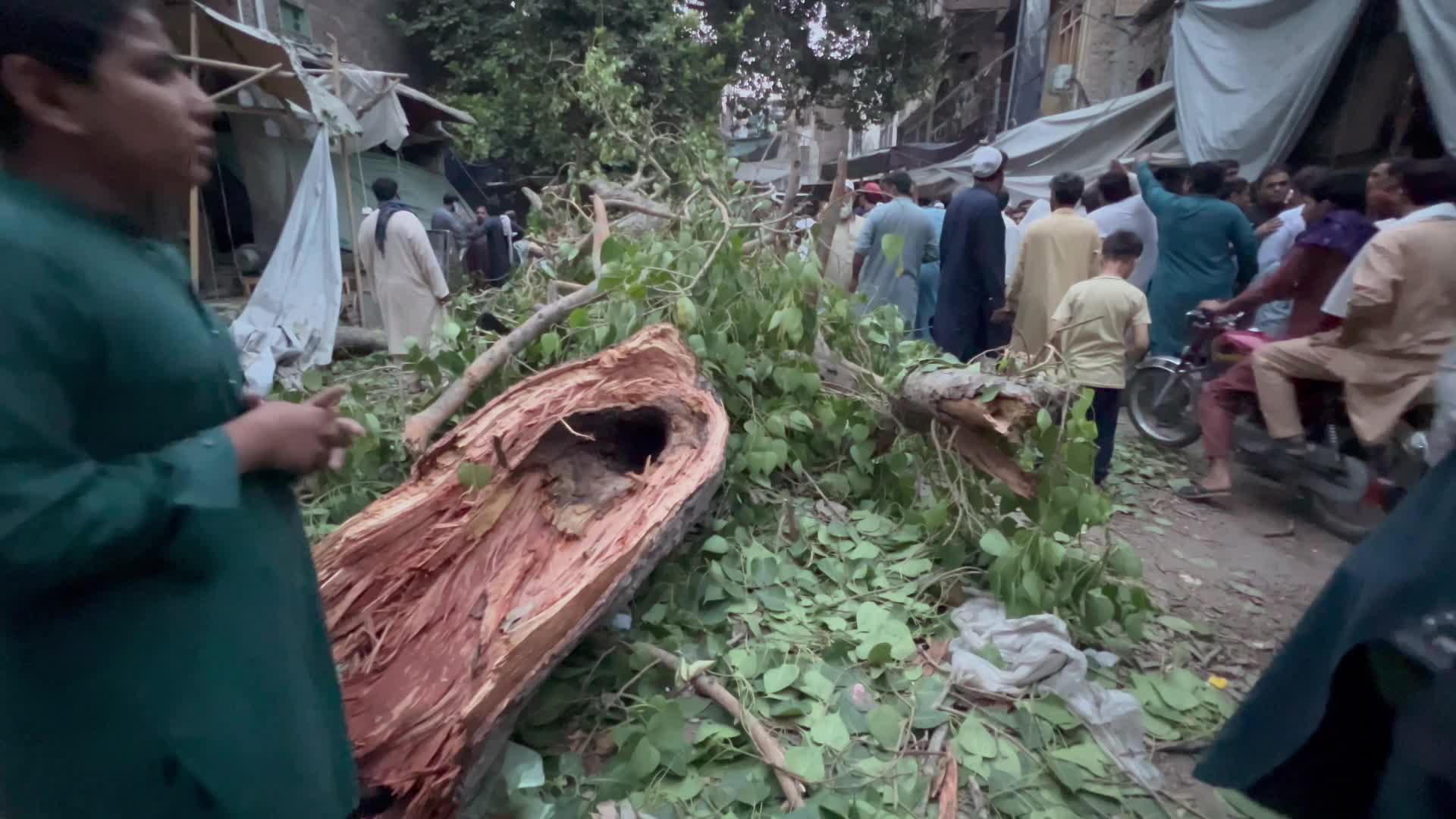 Severe storm hits Pakistani city of Peshawar 