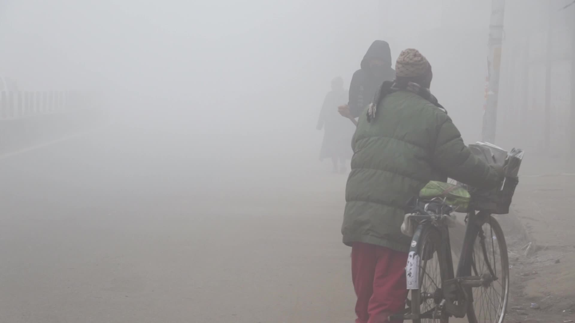 Dense fog gripped Kashmir
