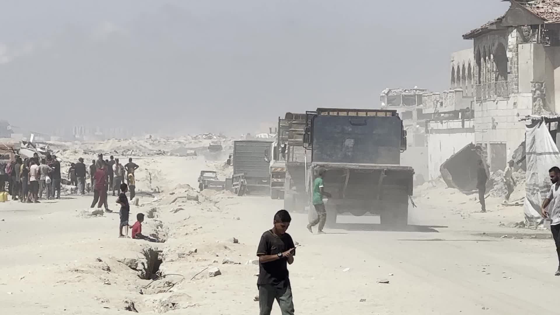  Palestinian Volunteers Protect Aid Convoys Entering Northern Gaza Amid Severe Humanitarian Crisis