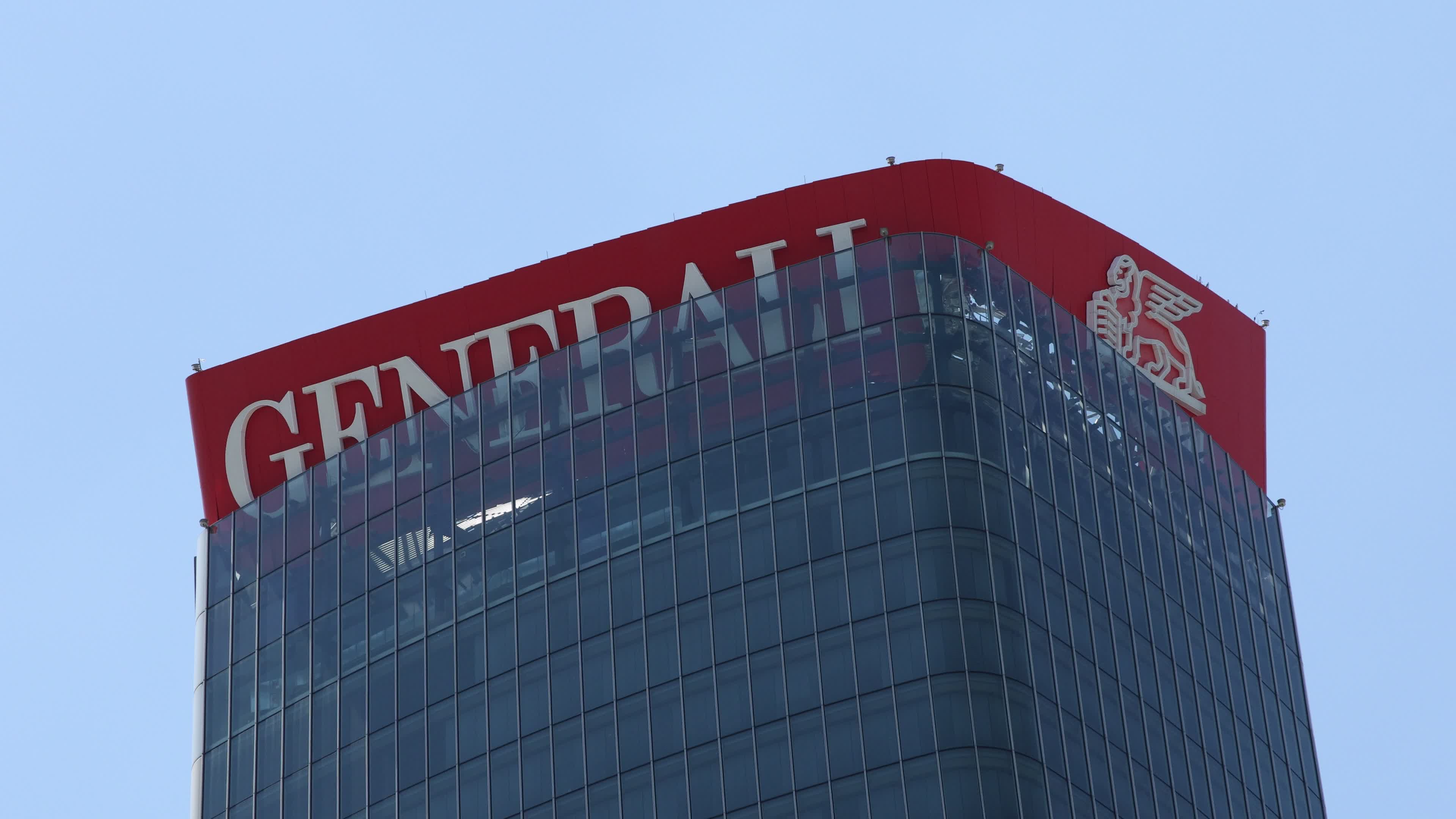 The collapse of the Generali sign on the Hadid Tower, home of the insurance company, collapsed on the roof of a skyscraper 192 meters high in the CityLife district in Milan