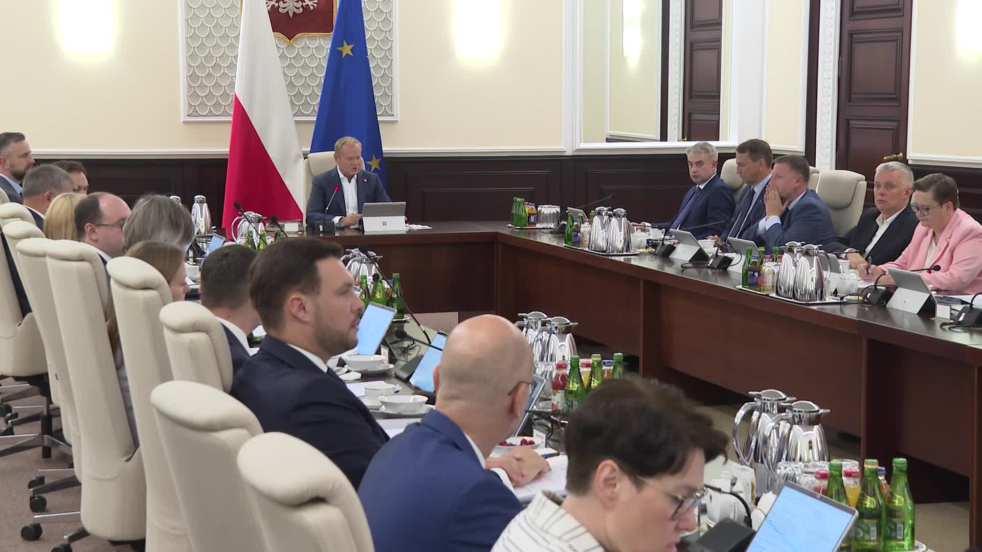 POLAND: Government meeting