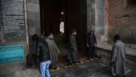 Friday prayers allowed after 4 months in Jamia Masjid Kashmir