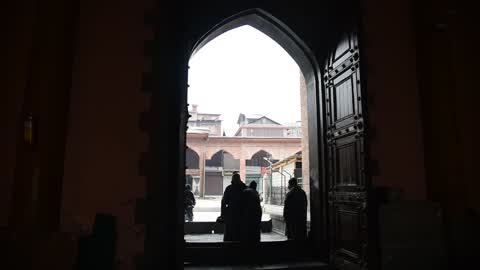 Friday prayers allowed after 4 months in Jamia Masjid Kashmir