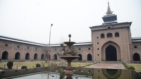Friday prayers allowed after 4 months in Jamia Masjid Kashmir
