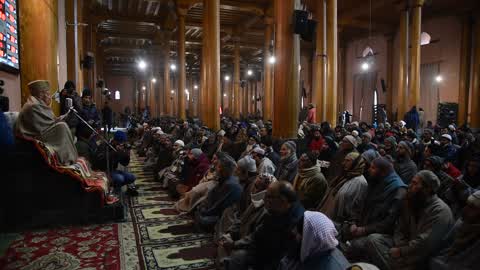 Friday prayers allowed after 4 months in Jamia Masjid Kashmir