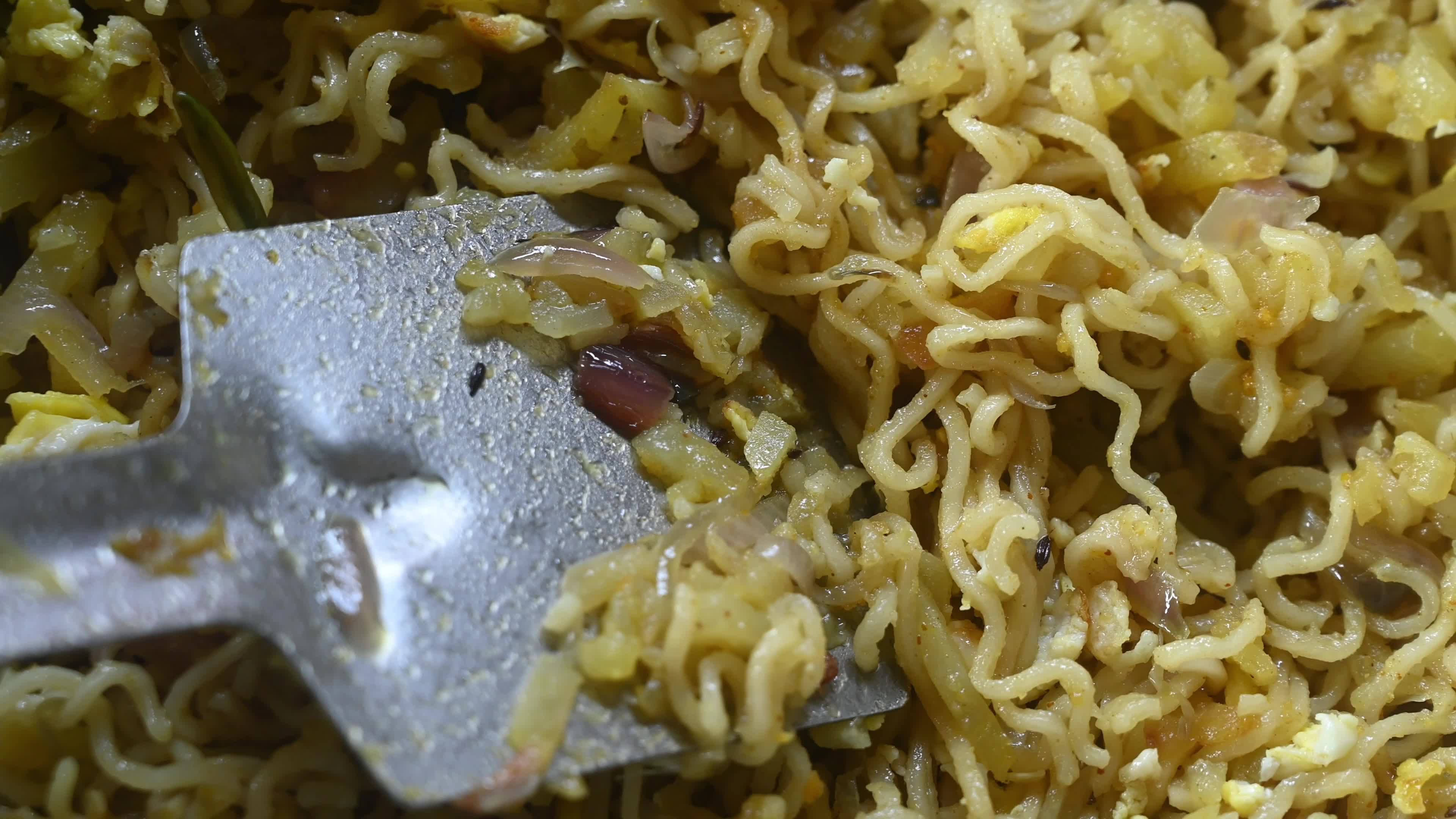 Masala Egg Noodles Cooking in India - Street food - Fast food 