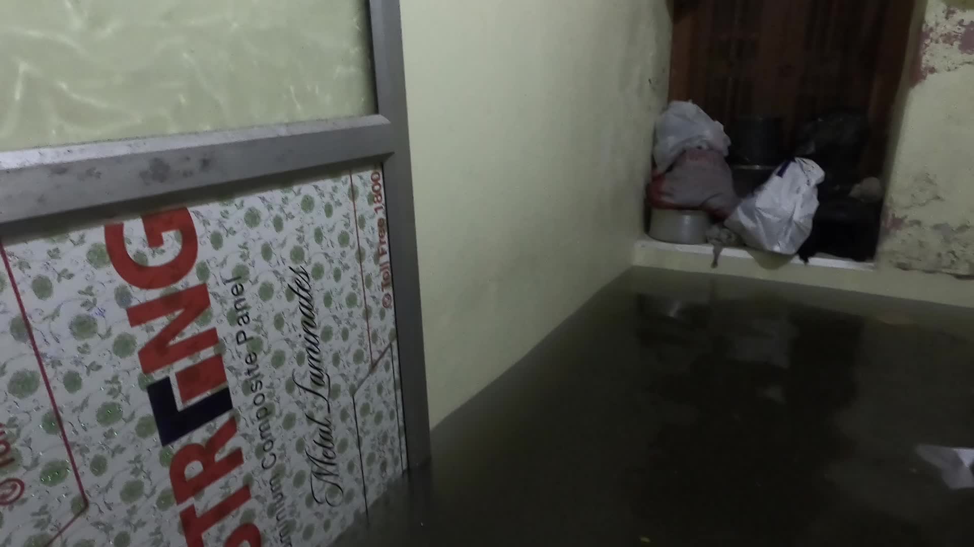 Heavy rain lashed, caused flood like situation in Kolkata 