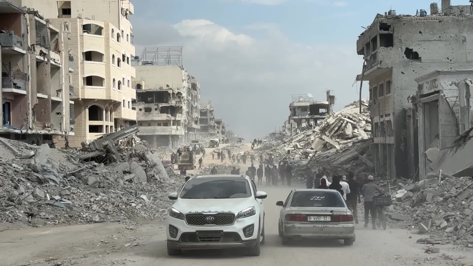 Palestinians Return to Gaza City 