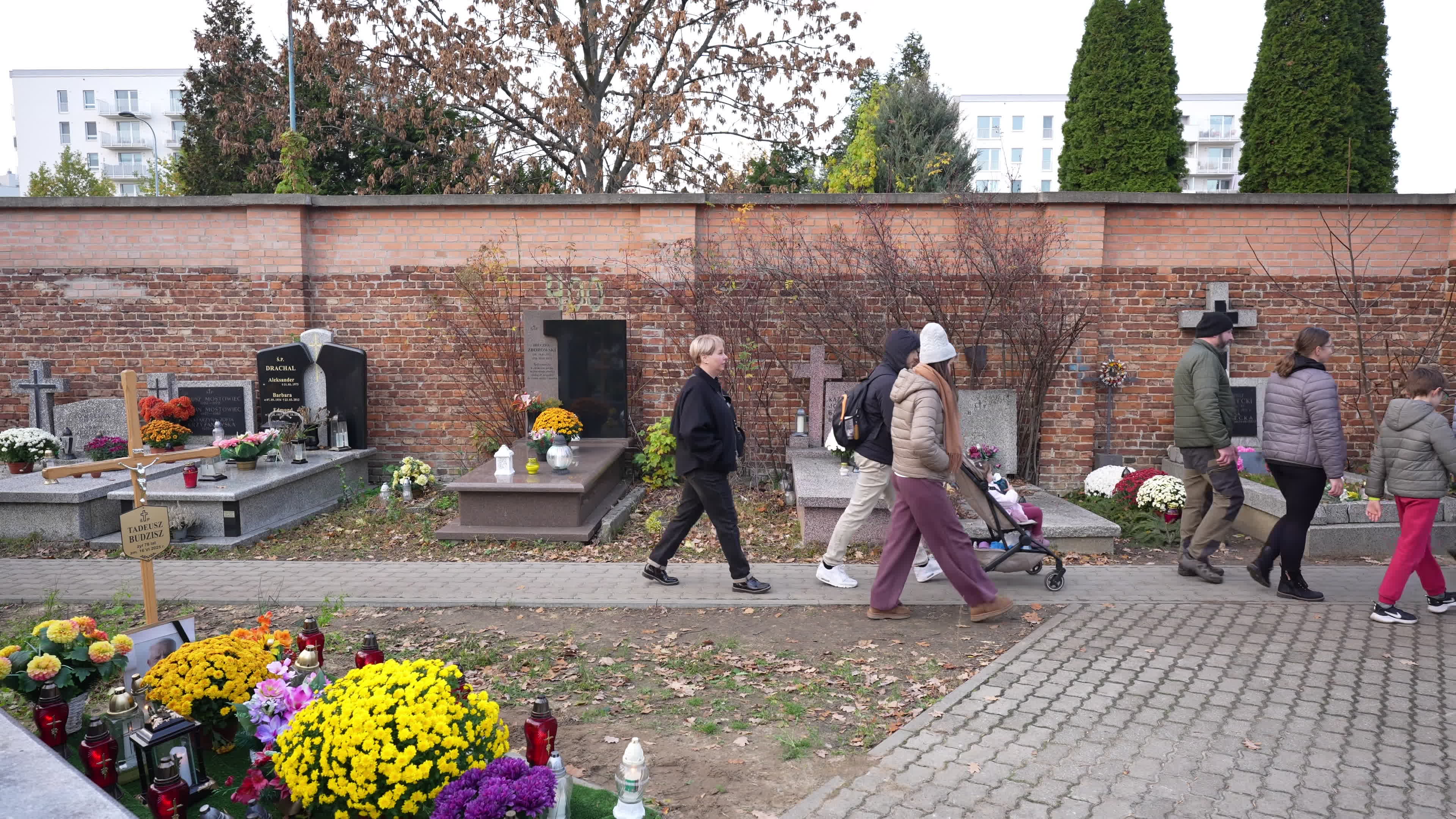 Thousands visit Brodno Cemetery in Warsaw on All Saints