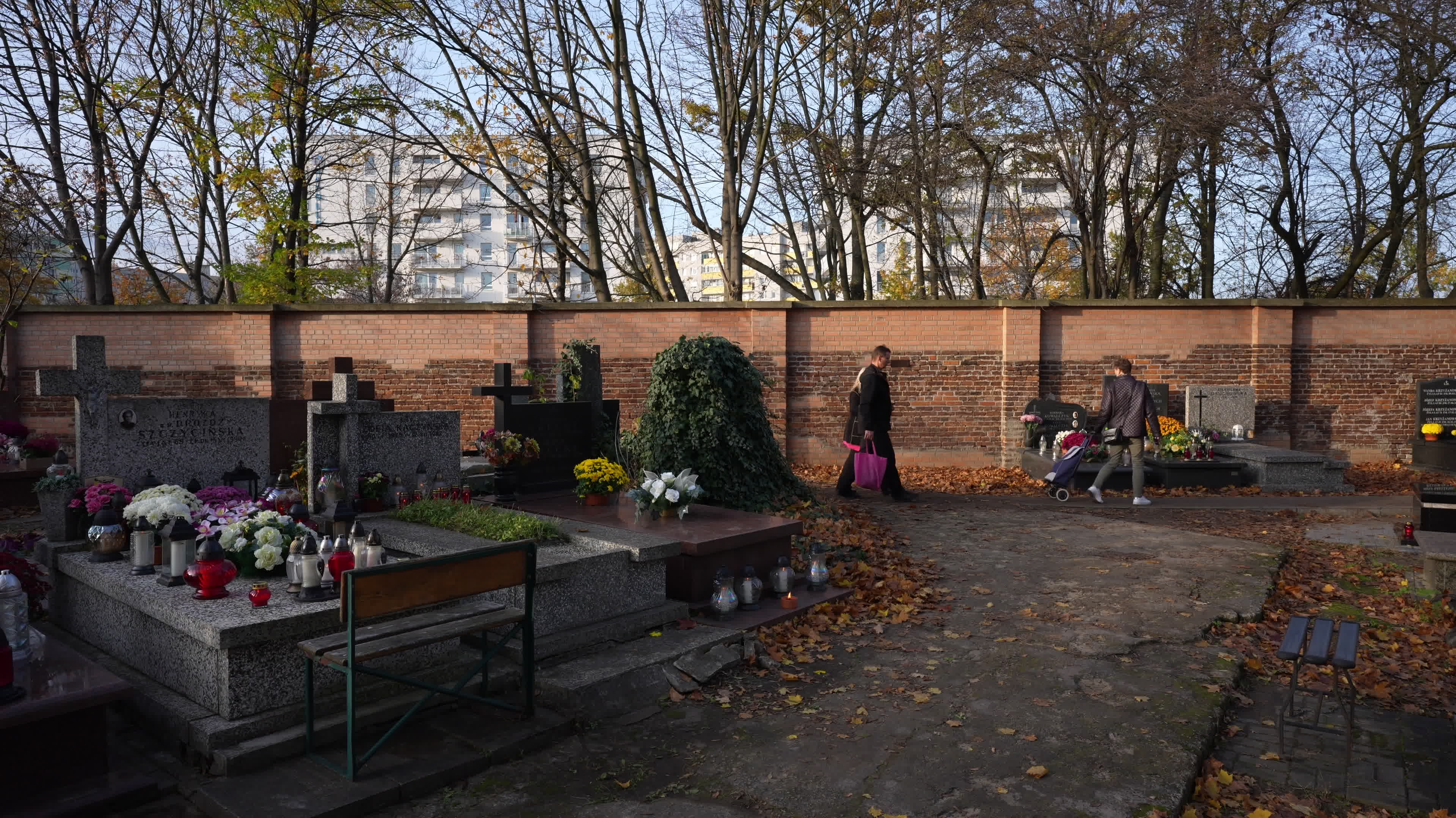 Thousands visit Brodno Cemetery in Warsaw on All Saints