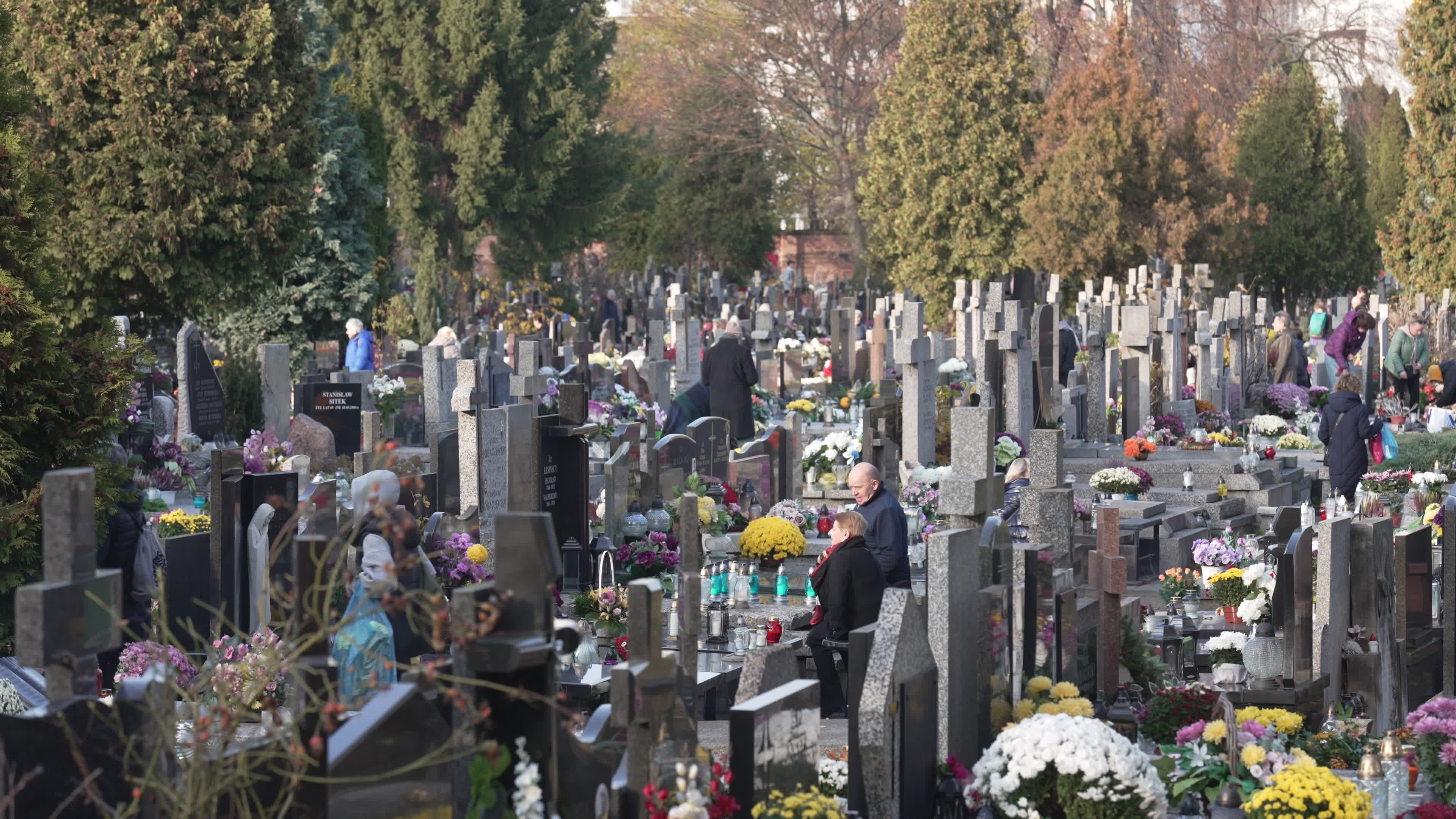 Thousands visit Brodno Cemetery in Warsaw on All Saints