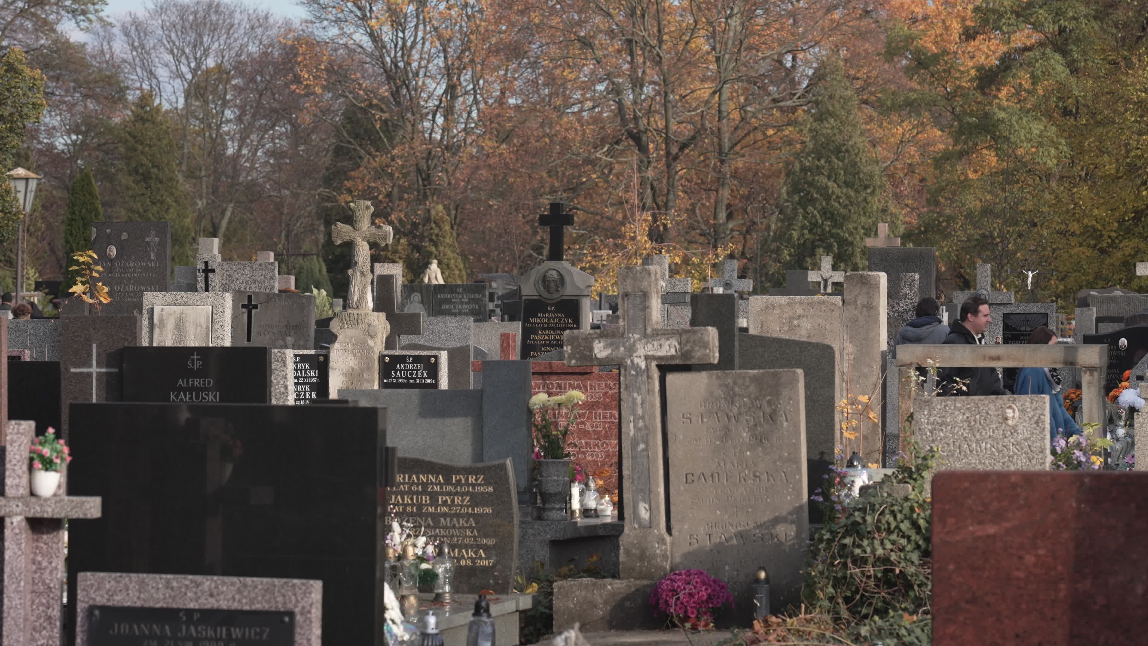 Thousands visit Brodno Cemetery in Warsaw on All Saints