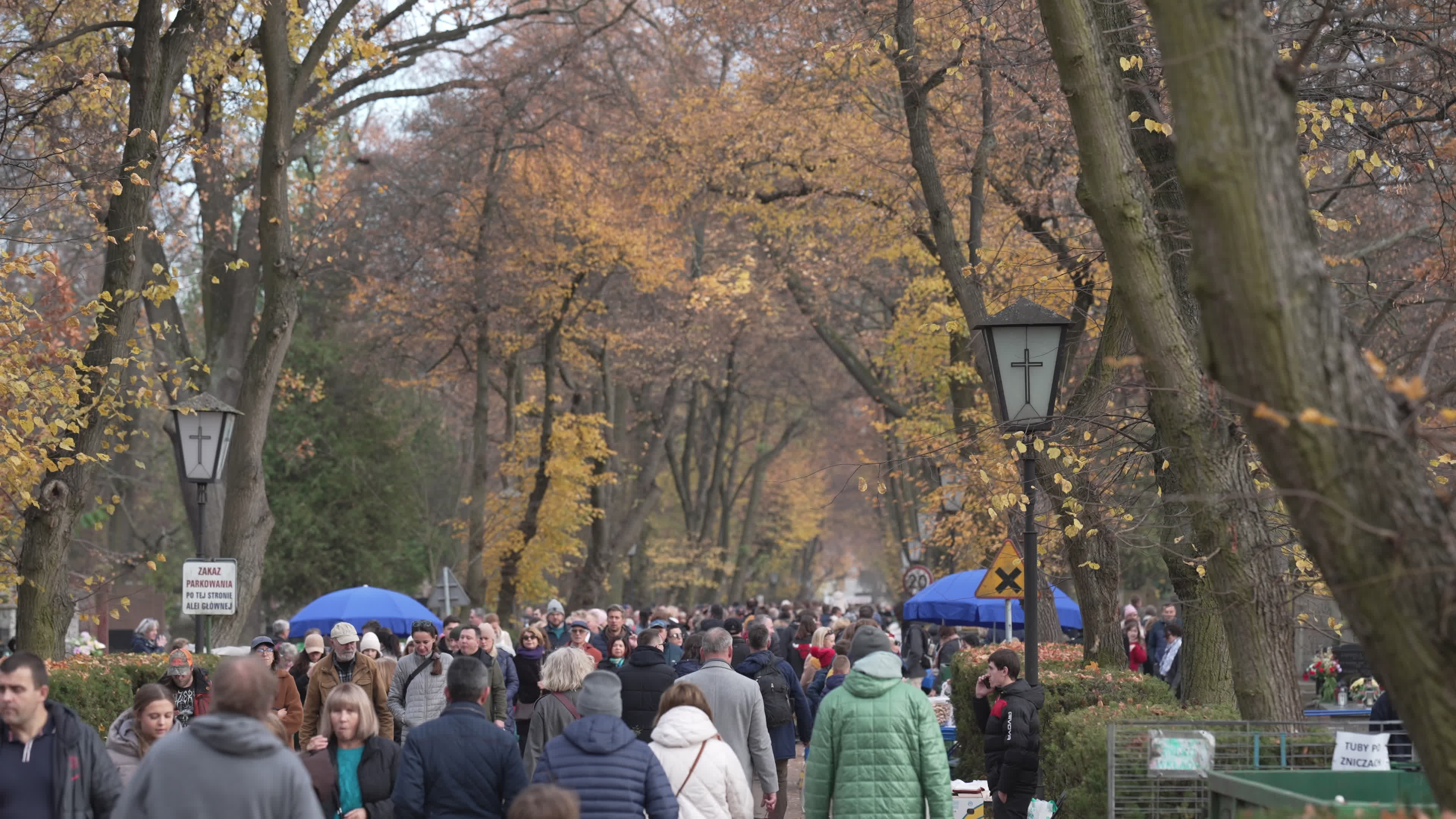 Thousands visit Brodno Cemetery in Warsaw on All Saints