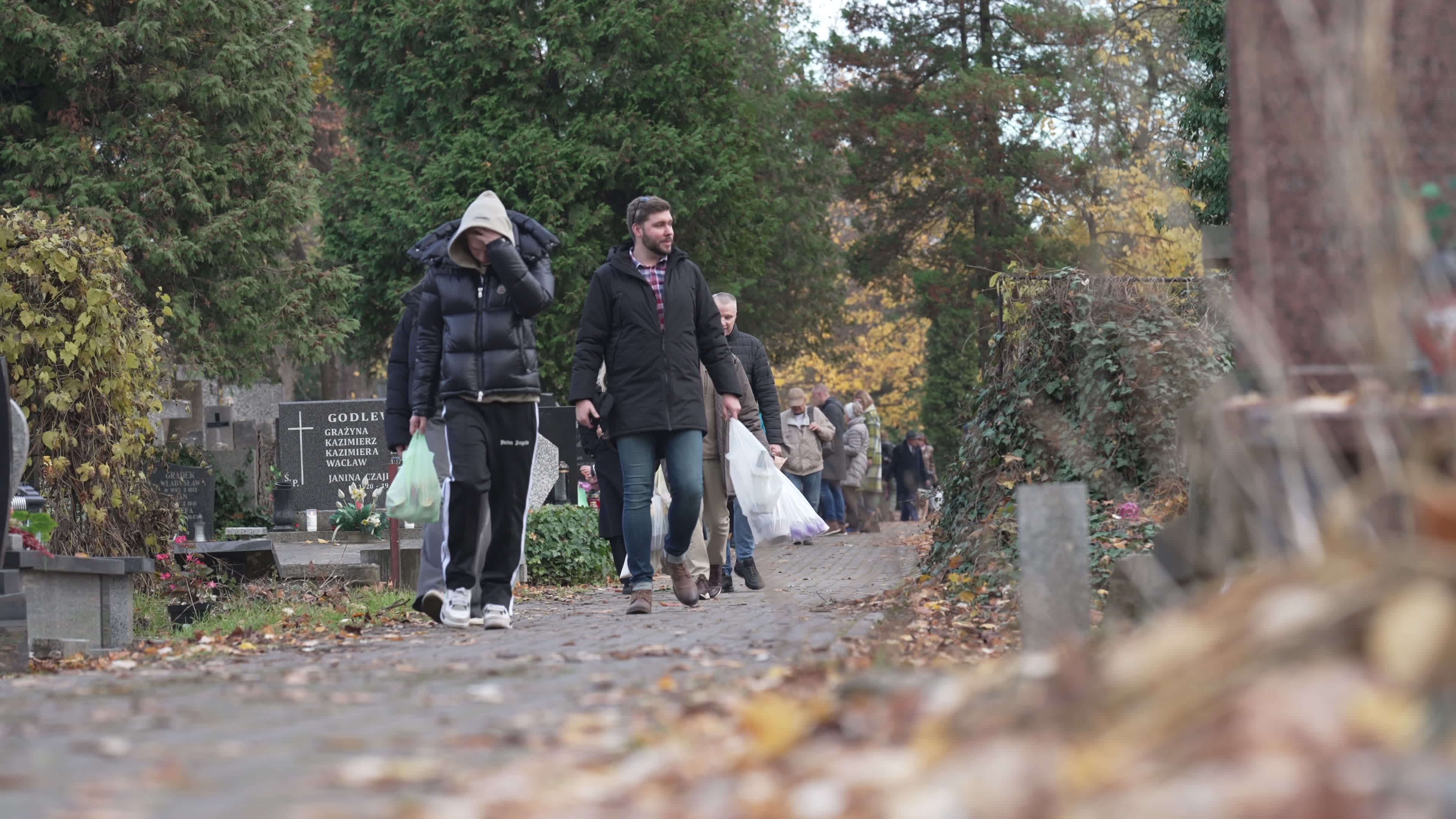 Thousands visit Brodno Cemetery in Warsaw on All Saints