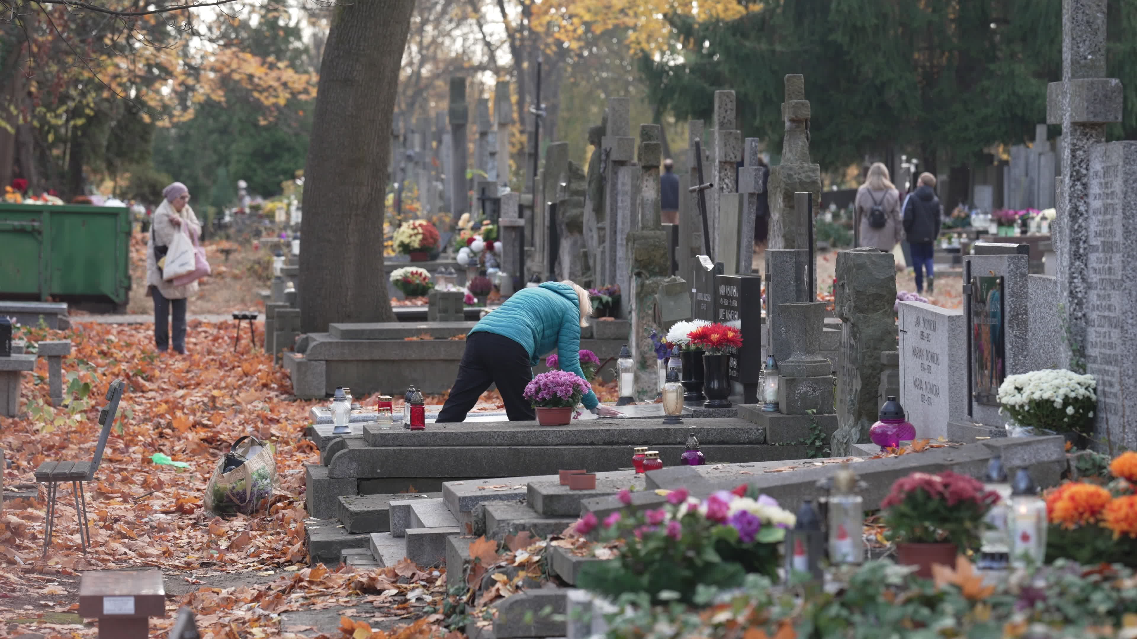 Thousands visit Brodno Cemetery in Warsaw on All Saints