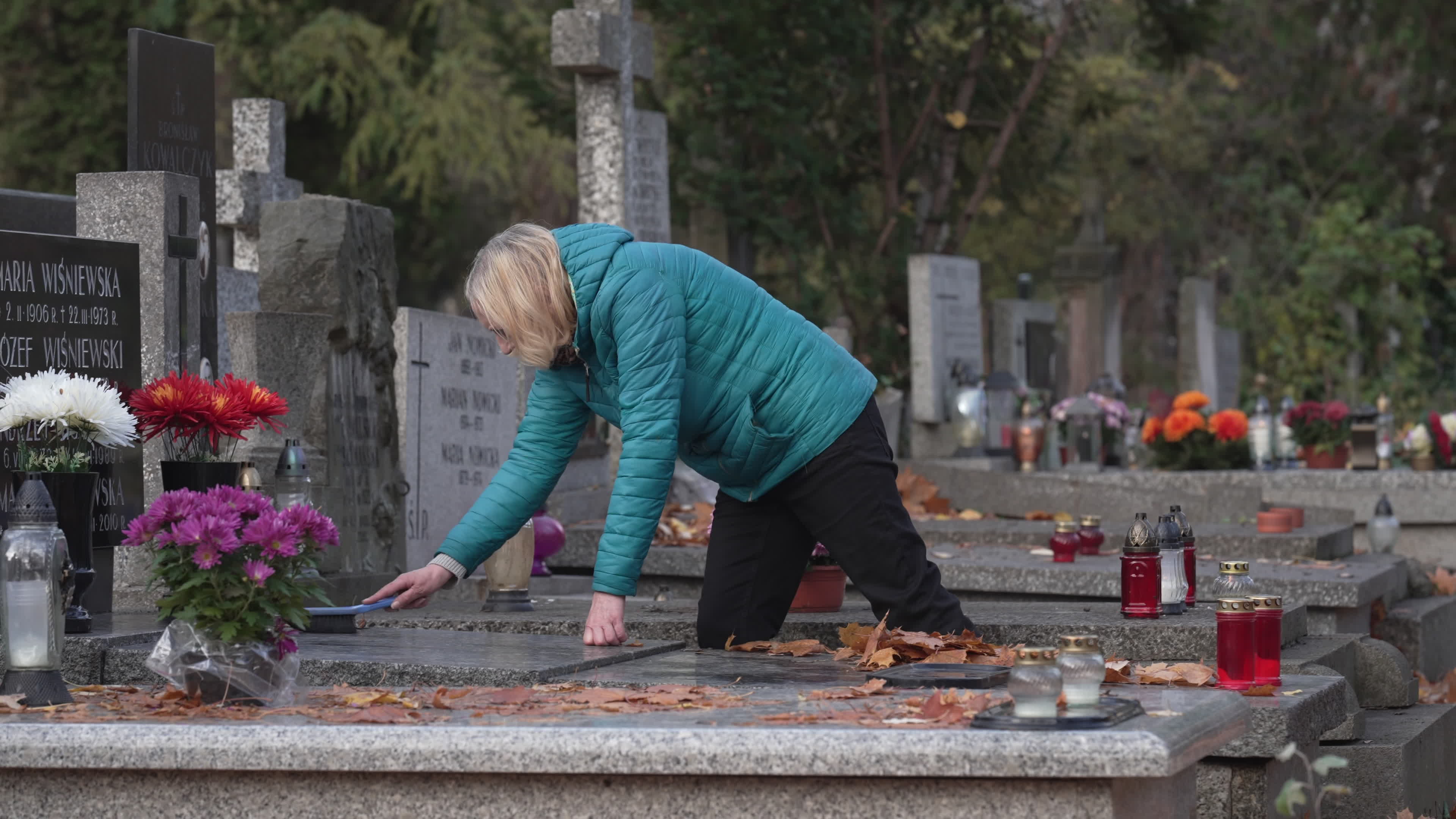 Thousands visit Brodno Cemetery in Warsaw on All Saints