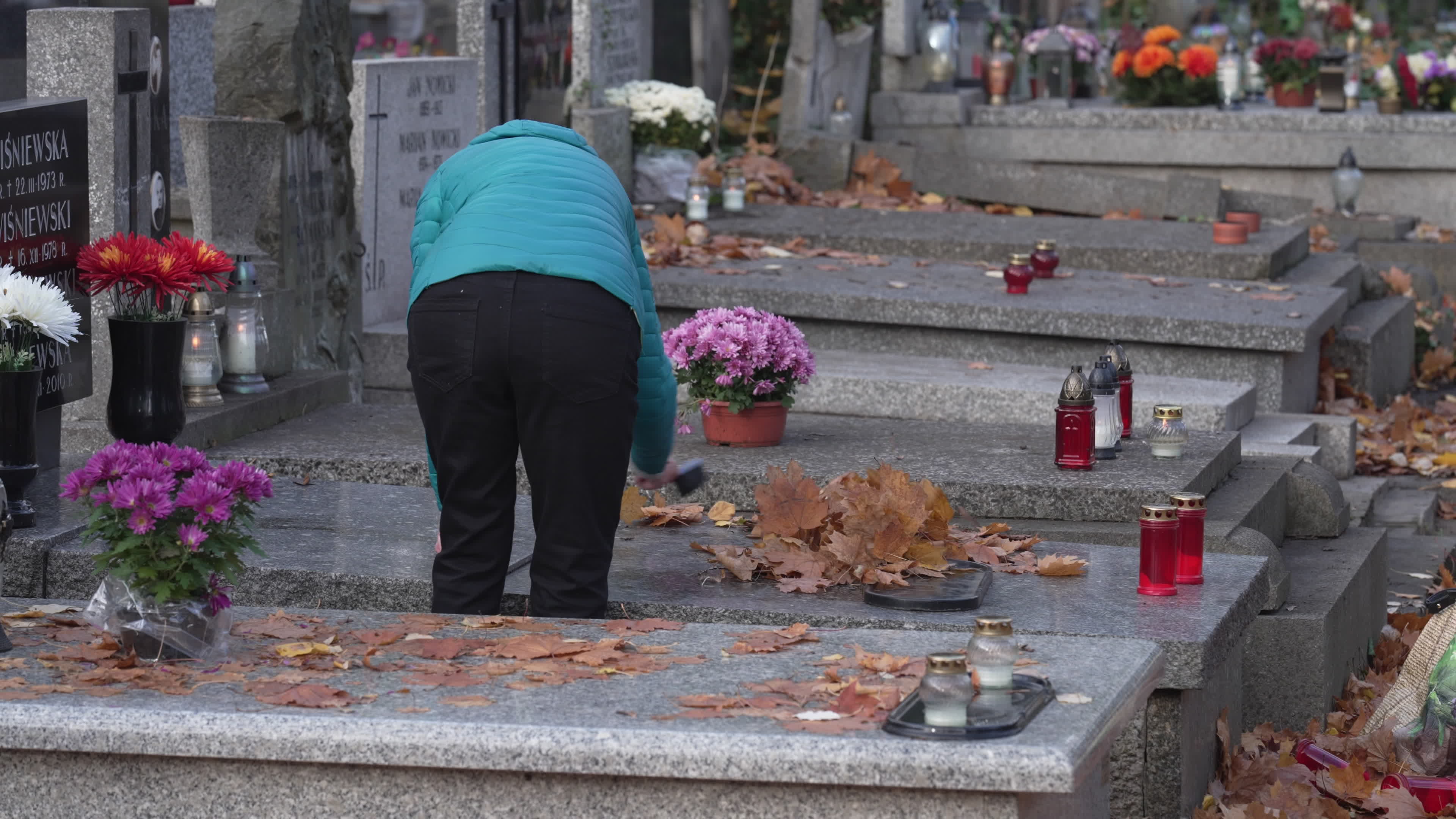 Thousands visit Brodno Cemetery in Warsaw on All Saints