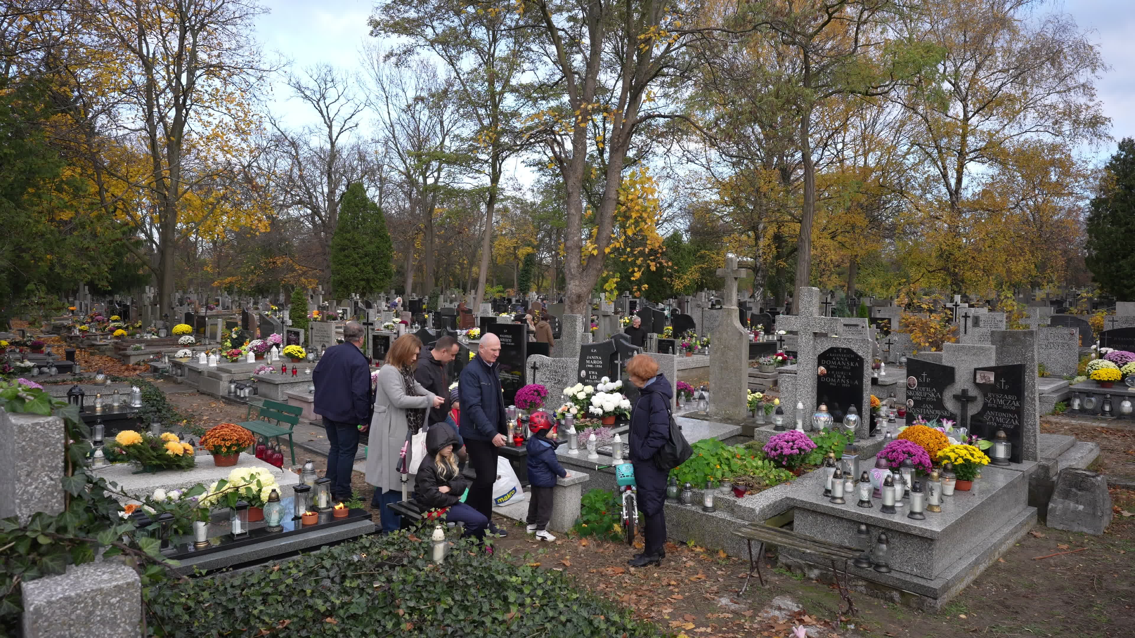 Thousands visit Brodno Cemetery in Warsaw on All Saints