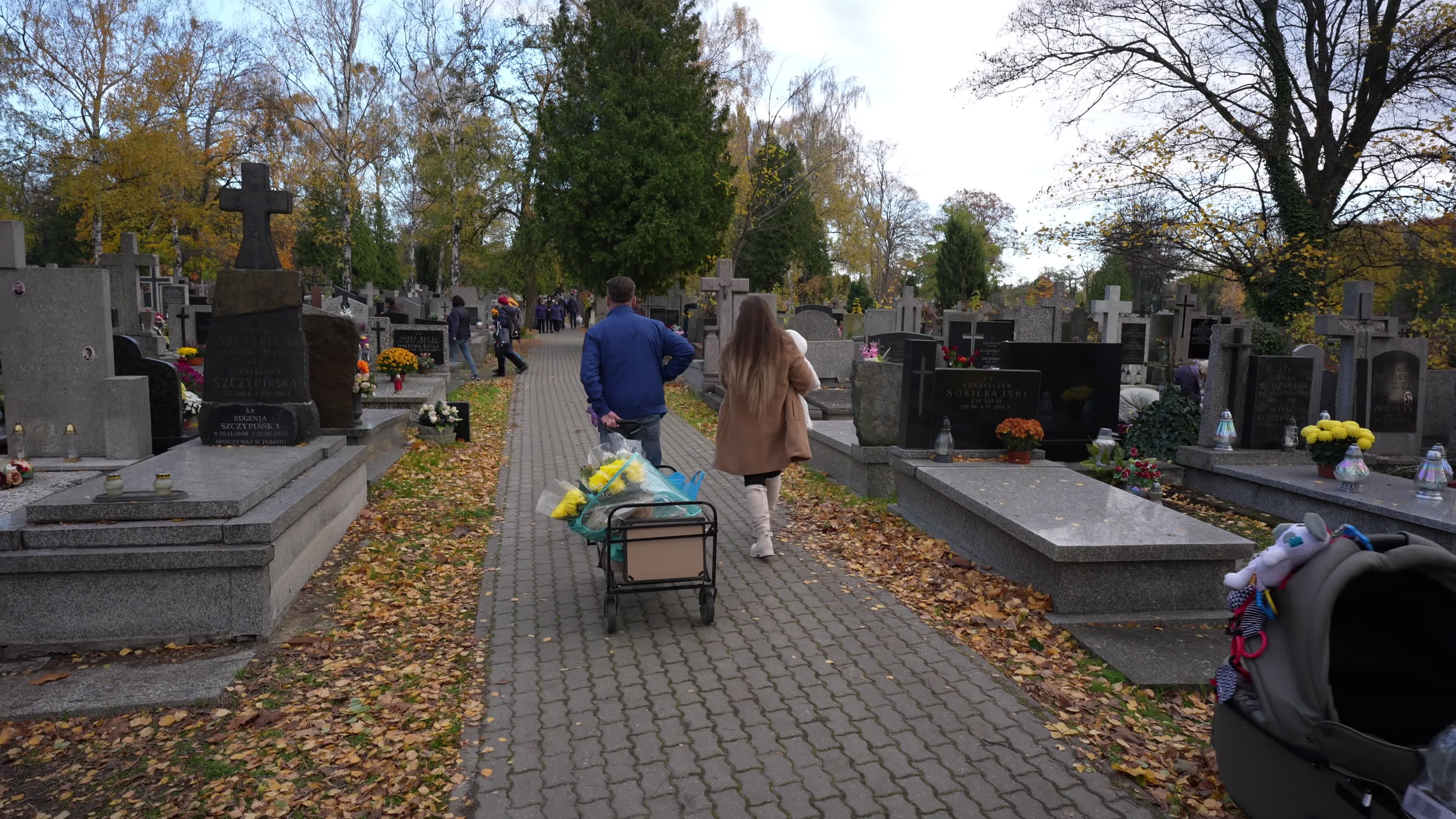 Thousands visit Brodno Cemetery in Warsaw on All Saints