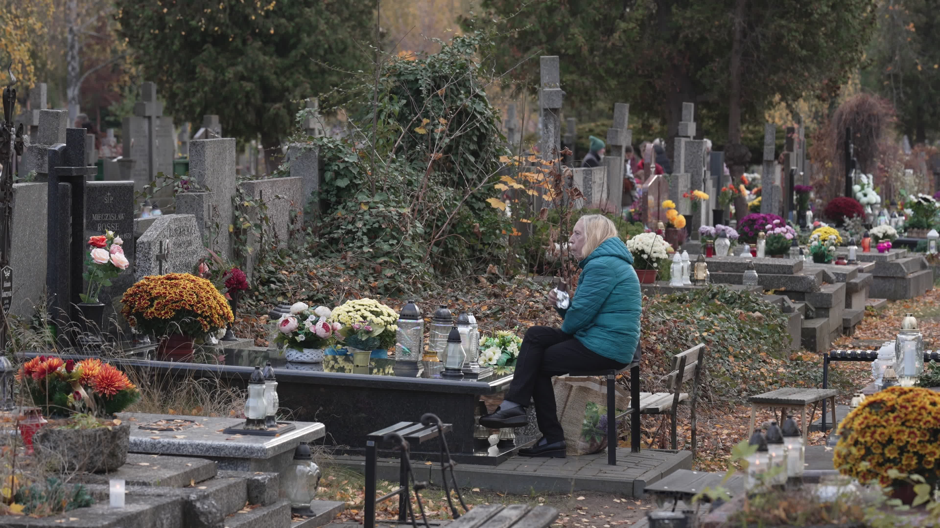 Thousands visit Brodno Cemetery in Warsaw on All Saints