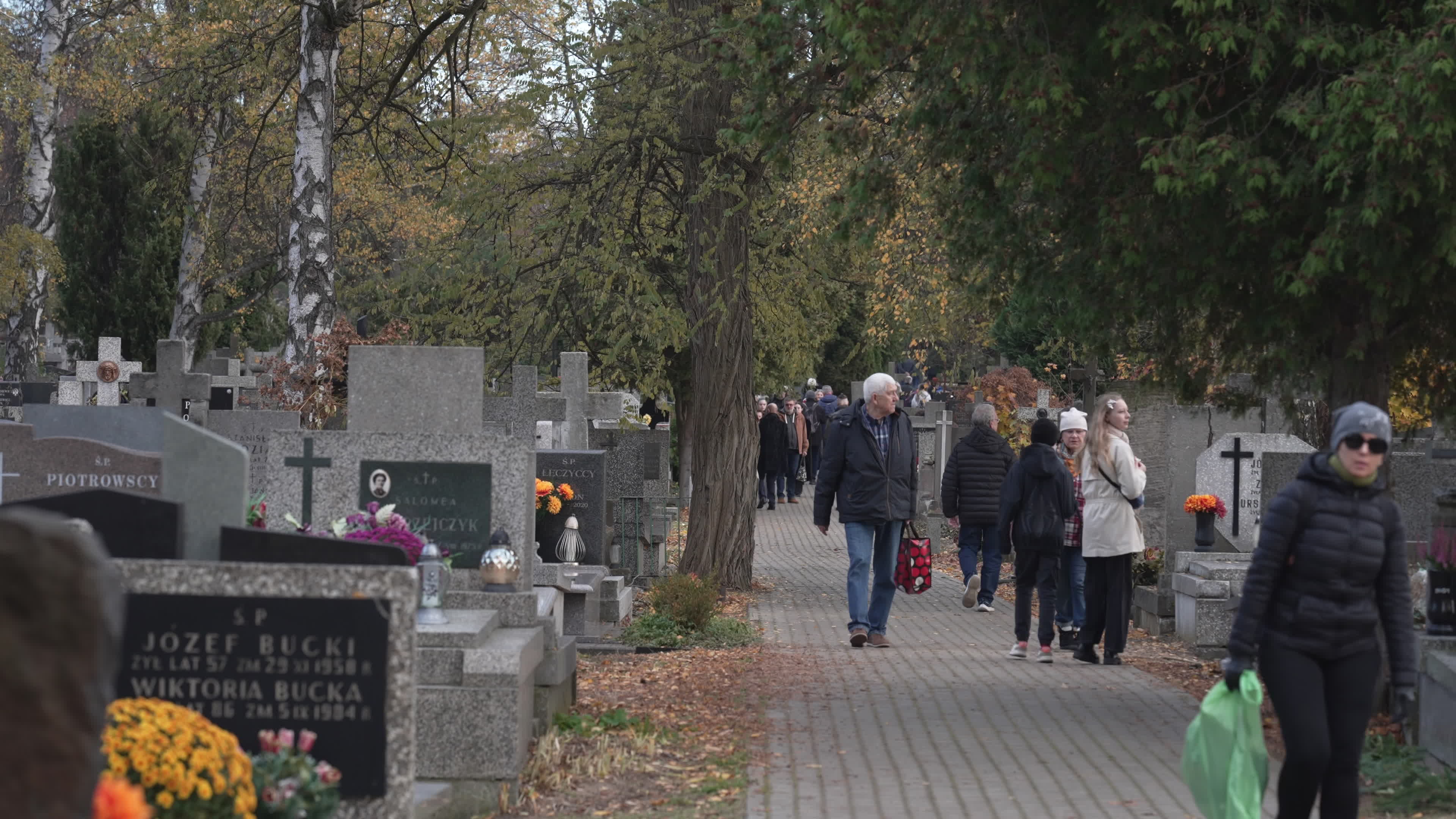 Thousands visit Brodno Cemetery in Warsaw on All Saints