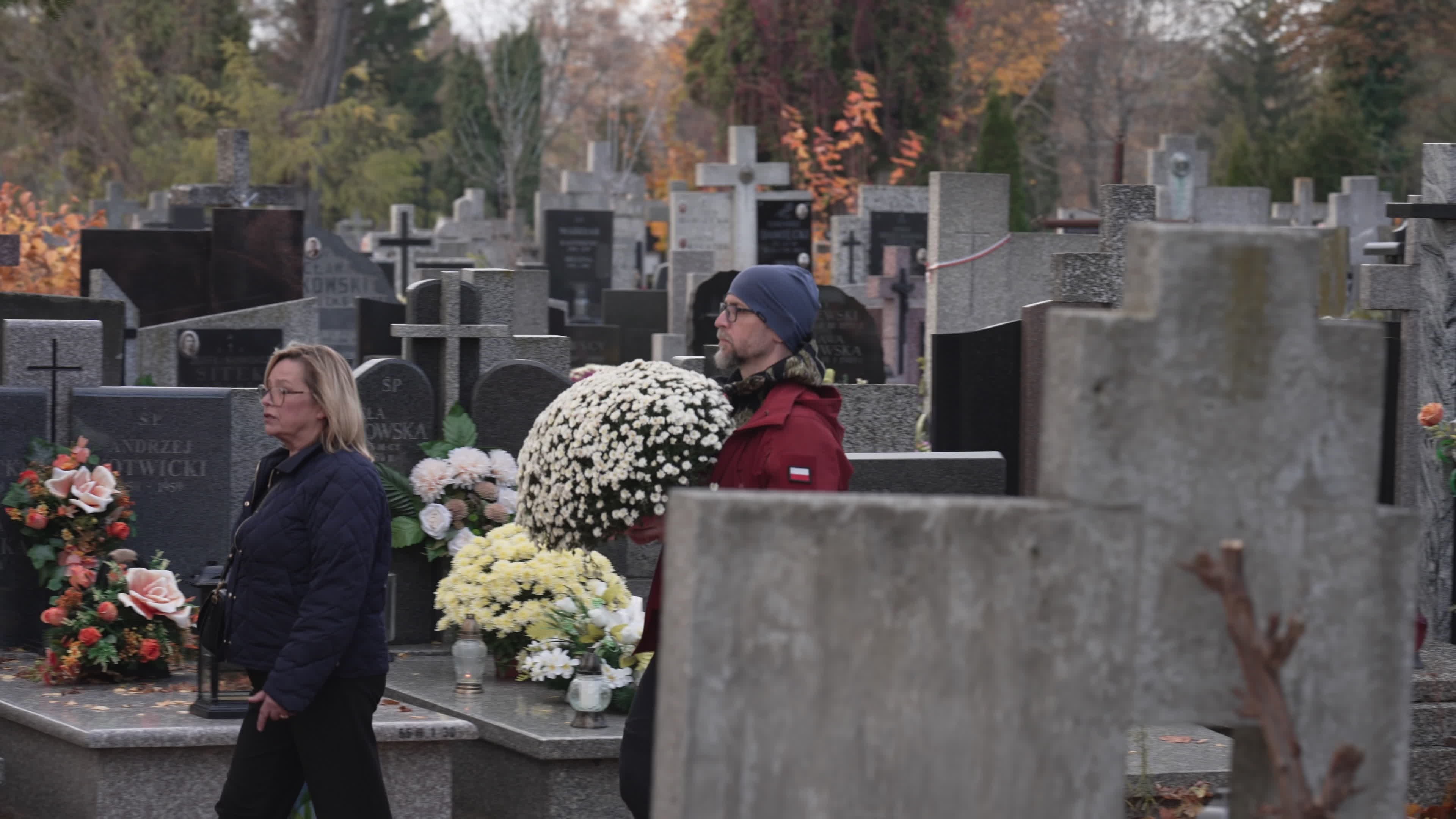 Thousands visit Brodno Cemetery in Warsaw on All Saints