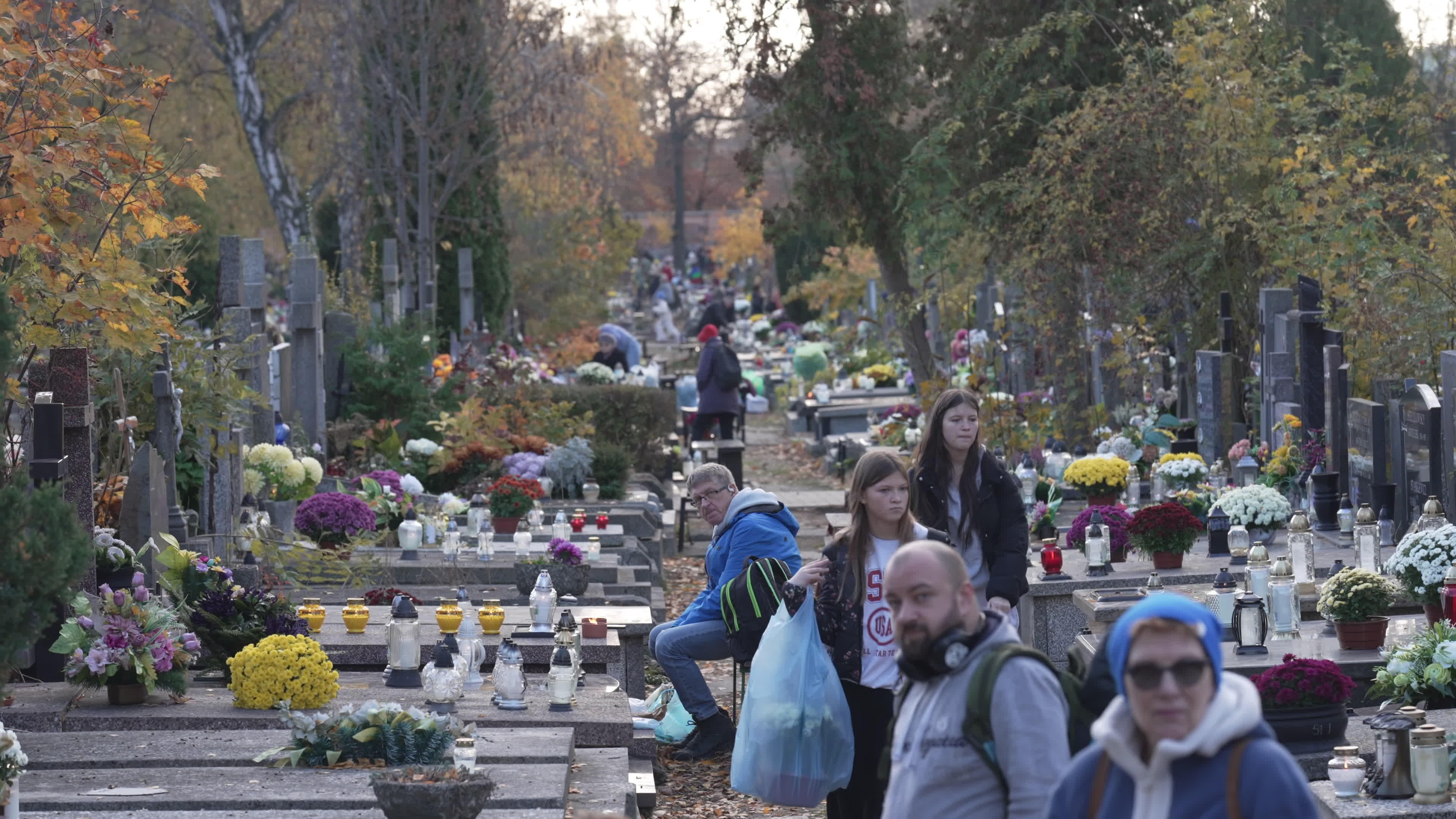 Thousands visit Brodno Cemetery in Warsaw on All Saints