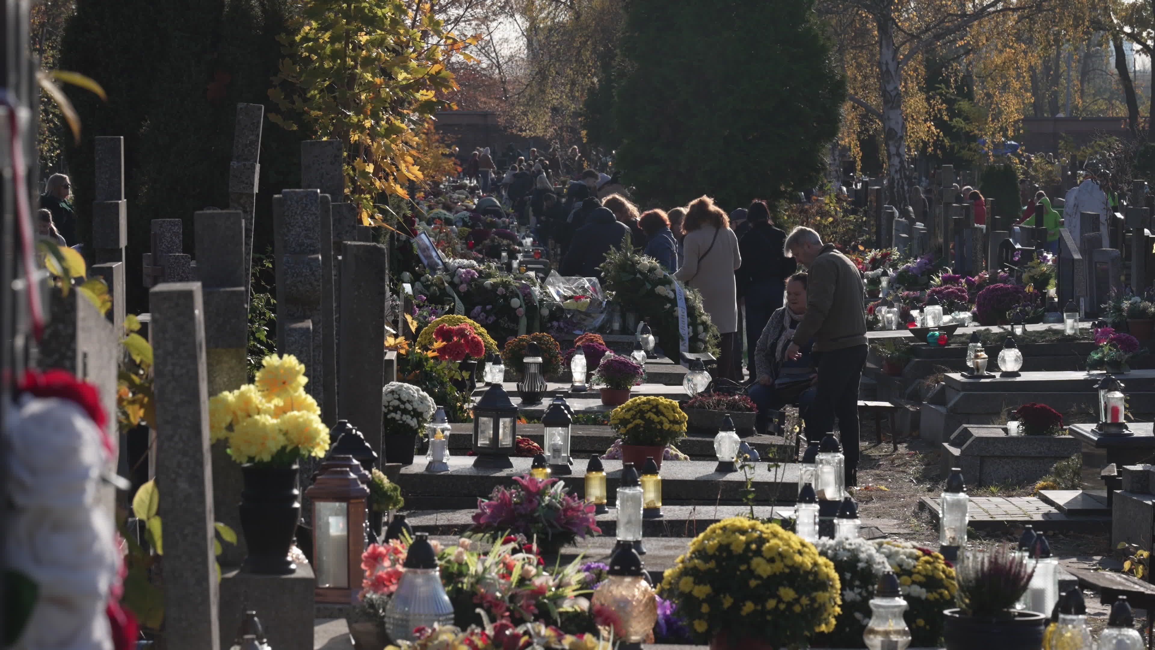 Thousands visit Brodno Cemetery in Warsaw on All Saints